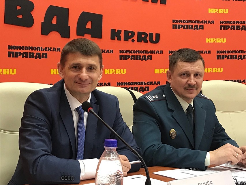 Директор ГКУ СО «Уполномоченный МФЦ Самарской области» Павел Синев (слева) и начальник отдела регистрации и учета налогоплательщиков Управления ФНС России по Самарской области Андрей Лунин