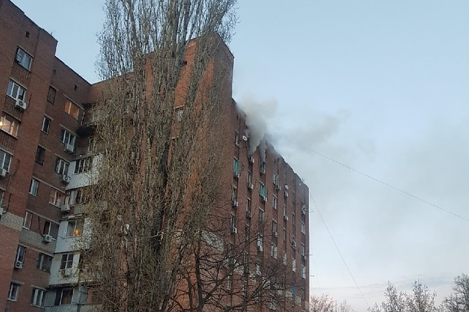 Во время пожара в квартире на 9-м этаже по вине пьяной матери погиб ребенок. Фото: ВК "Ростов Главный — новости Ростова-на-Дону"