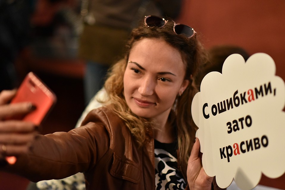 Эксперты проверяют работы и, вероятно, от души смеются.