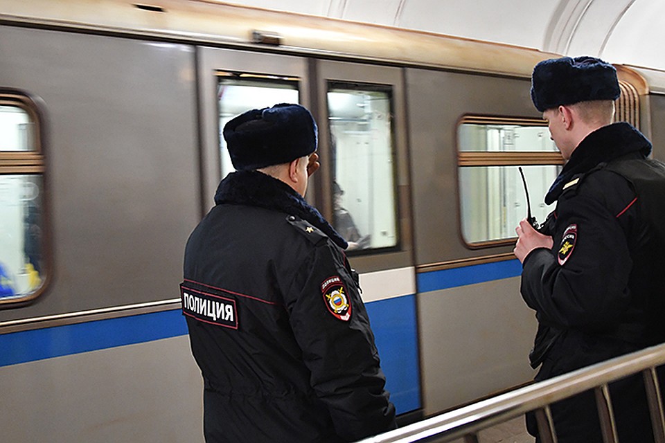 Целый час понадобился следователям, чтобы совместно с полицейскими задержать мужчину и освободить сотрудницу метро