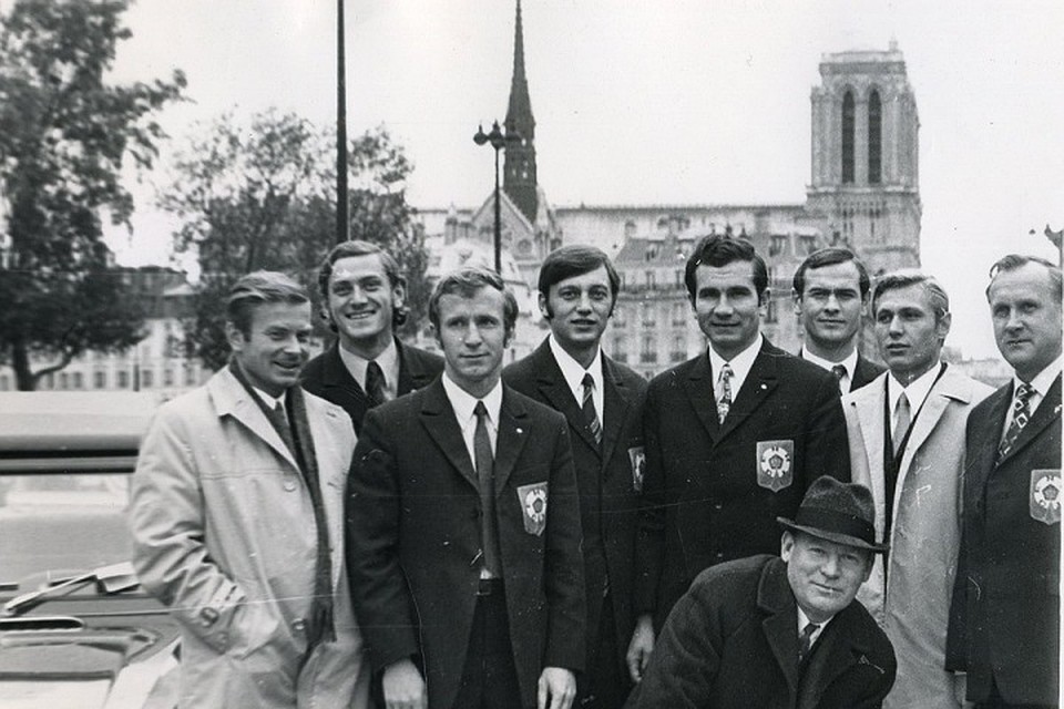 "Зенит" на фоне Собора парижской богоматери в 1971 году. Фото: twitter.com/fczenit_en