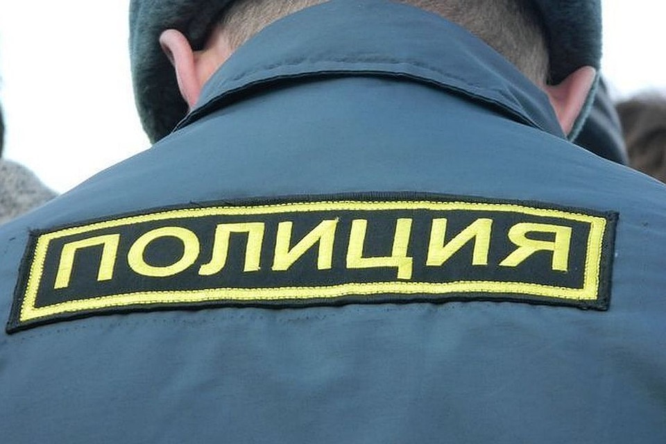 Парень взломал автомат и забрал из него деньги.