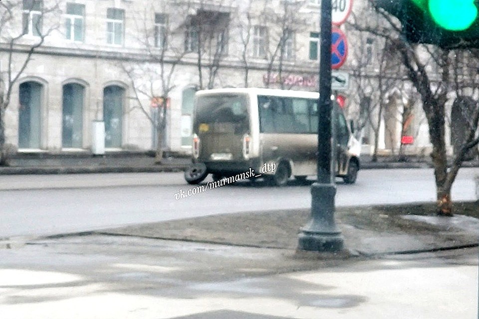 Мурманская маршрутка с отлетевшим колесом привлекла внимание прохожих. Фото: Мурманск ДТП ЧП