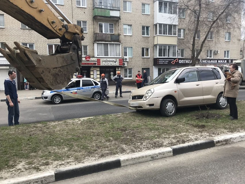 Вытащить из бордюрного плена иномарку женщине помогли гаишники.
