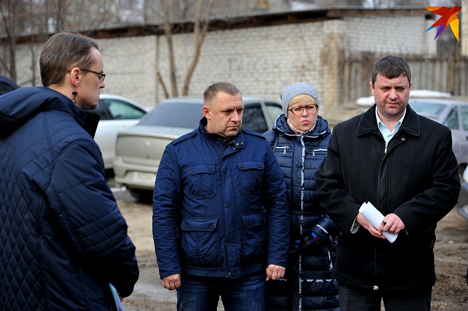 Дмитрий Хроменков на фото в центре
