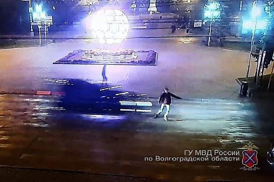 Роман Яковлев не остановился на своем внедорожнике даже на красный сигнал светофора, он убил 20-летнего пешехода и сбежал.