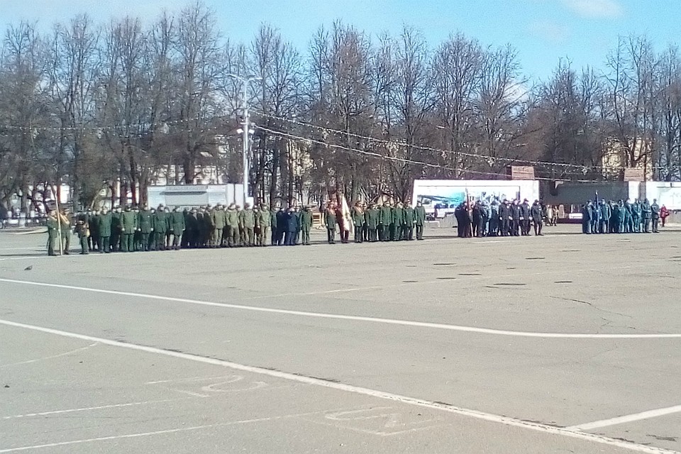 На репетиции присутствовали несколько сотен человек в форме