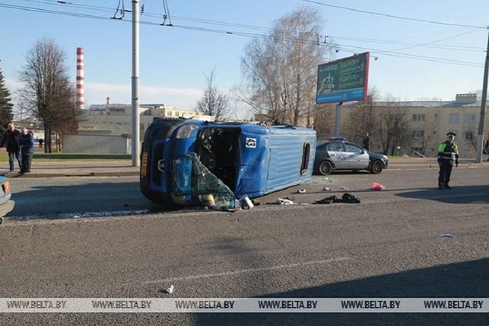 Маршрутка от удара упала на дорогу. Фото: Олег Фойницкий.