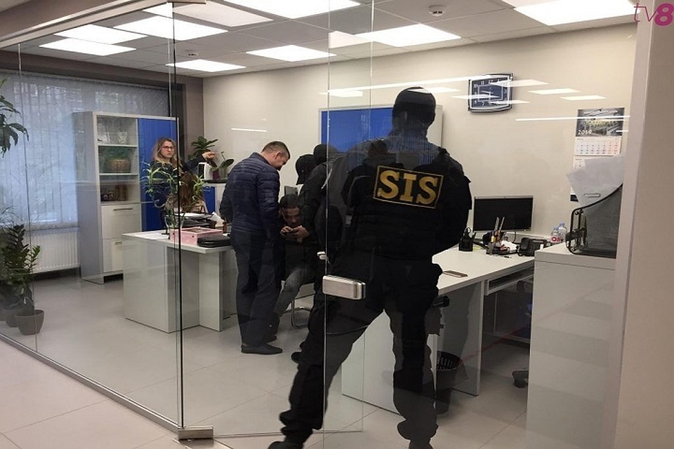 СИБ проводит обыски.