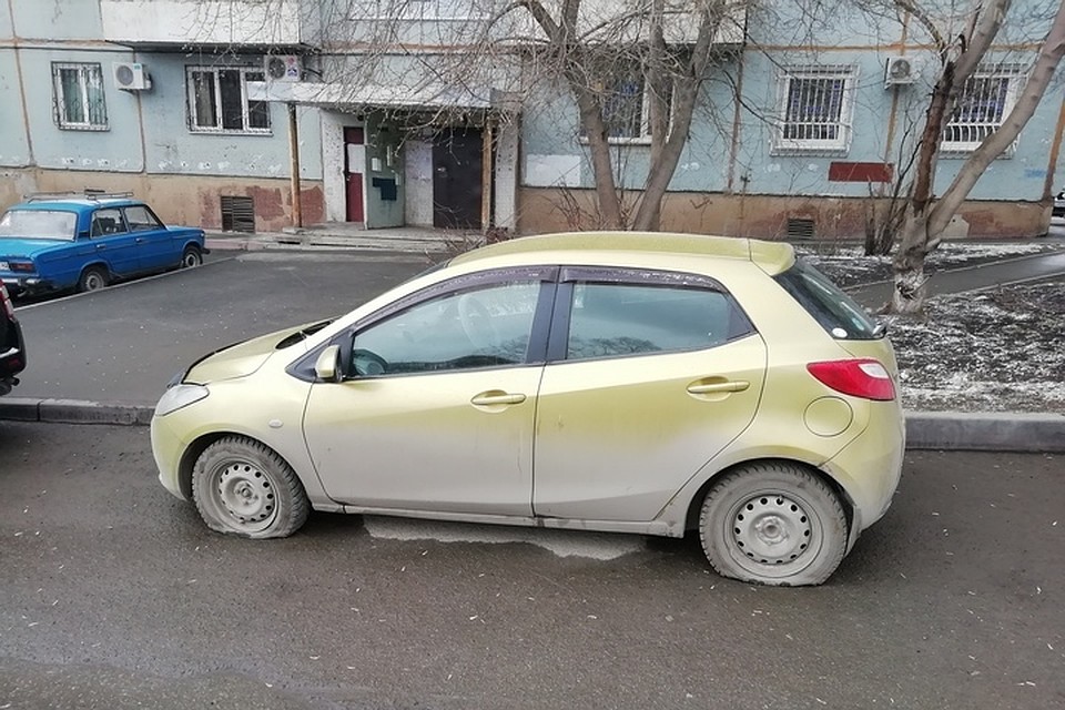 Мстительный сосед спустил колеса соседям. Фото: "ВКонтакте"