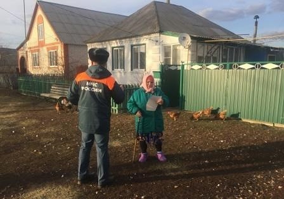 Белгородские пожарные обходят каждый двор. Фото пресс-службы Главного управления МЧС России по Белгородской области.