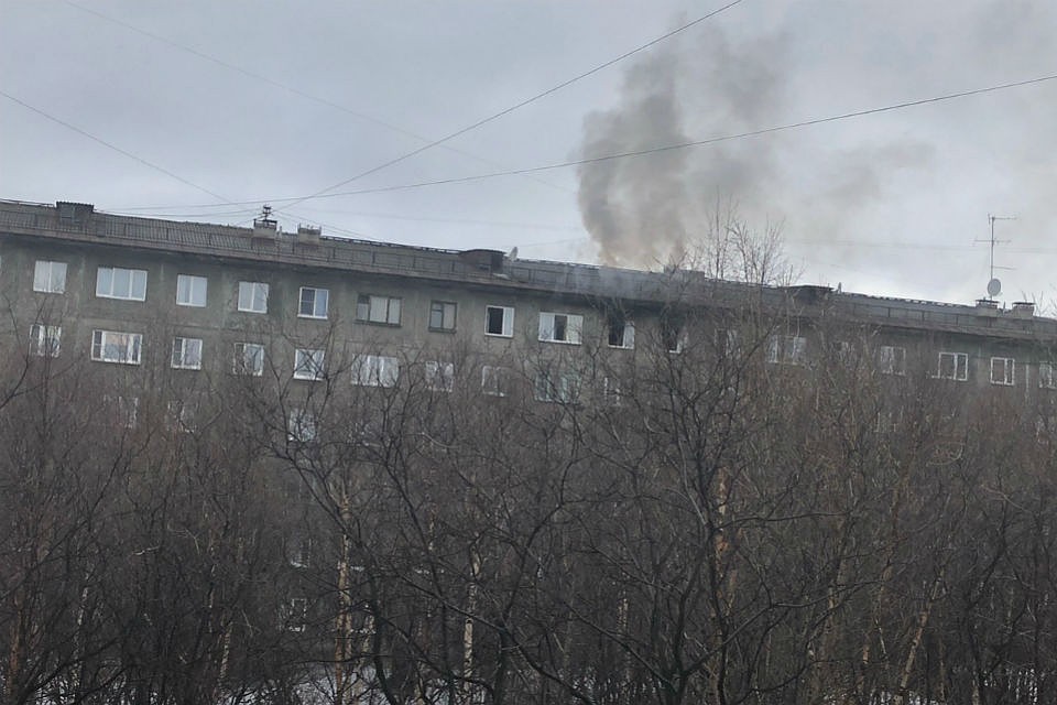 Дом на Буркова горел дважды за одно утро. Фото: vk.com/murmsil