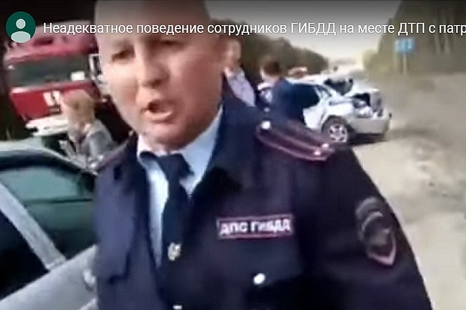 Полицейские пытались отобрать телефон у блогера