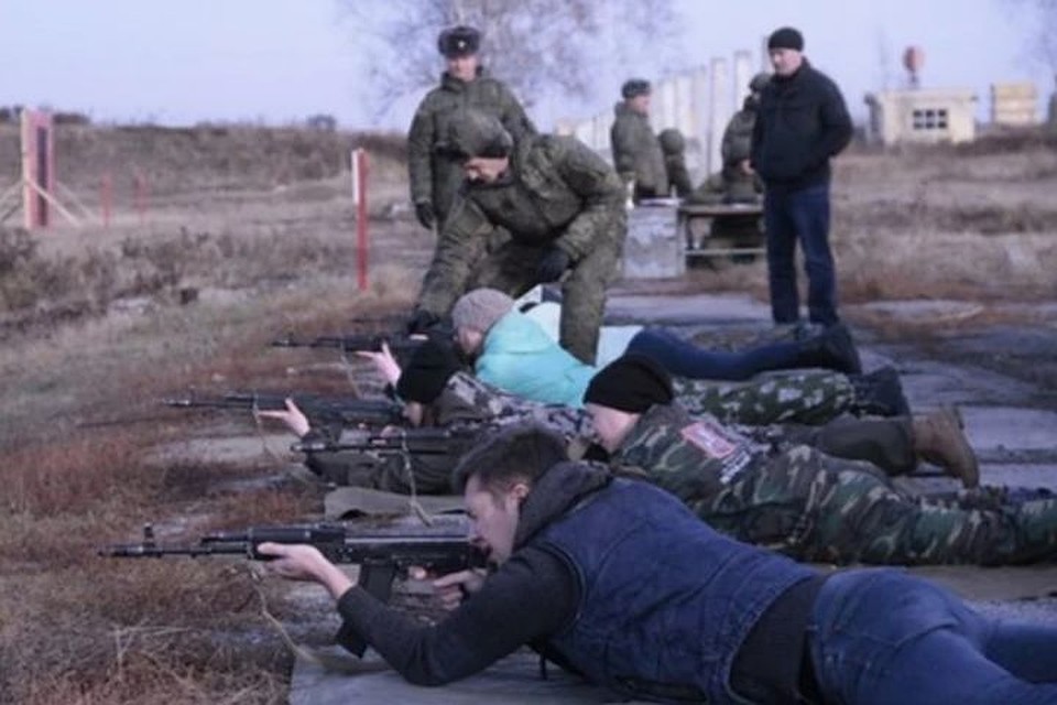 Подростки будут соревноваться в стрельбе и сборке автомата. Фото: Центр патриотического воспитания Новосибирской области.