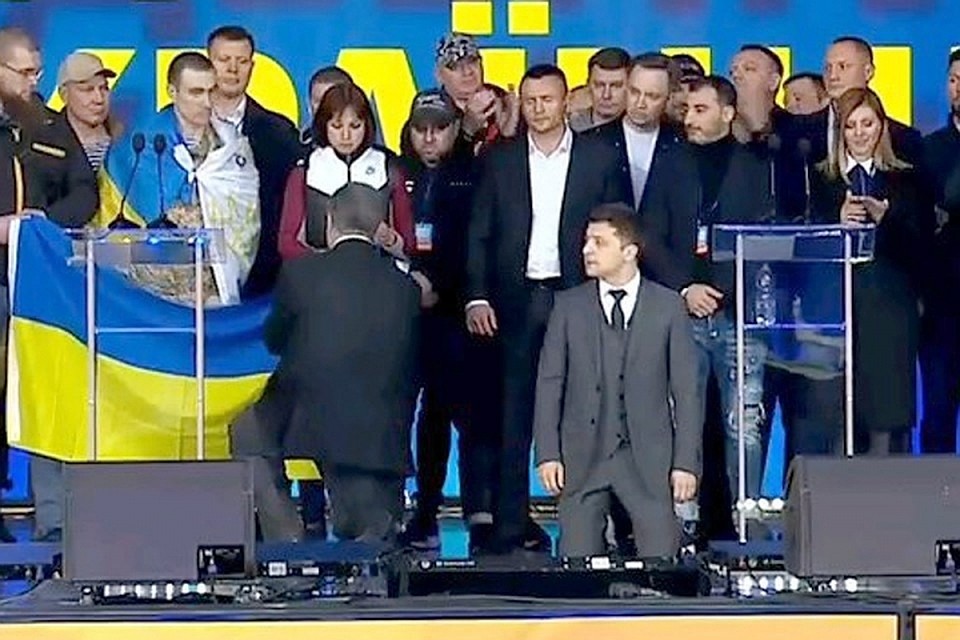 Порошенко и Зеленский встали на колени во время дебатов