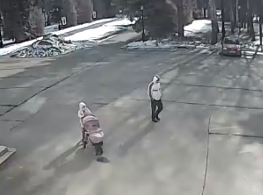 Преступника можно вычислить по одежде, по детям, коляске, но его ищут почти три недели. Фото: "Говорит Озерск".