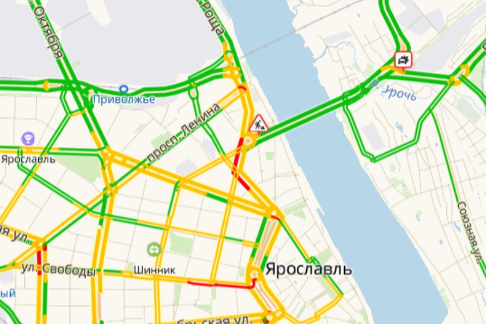 К обеду пробки у Октябрьского моста рассосались.