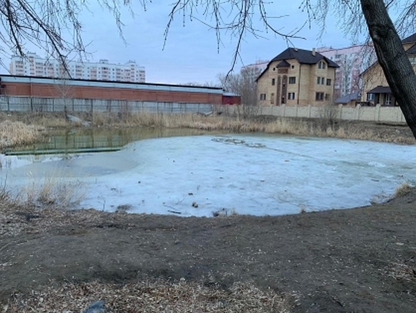 Вероятно, сейчас силовики будут выяснять, по чьей вине осталась вырытой яма. ФОТО: СУ СК