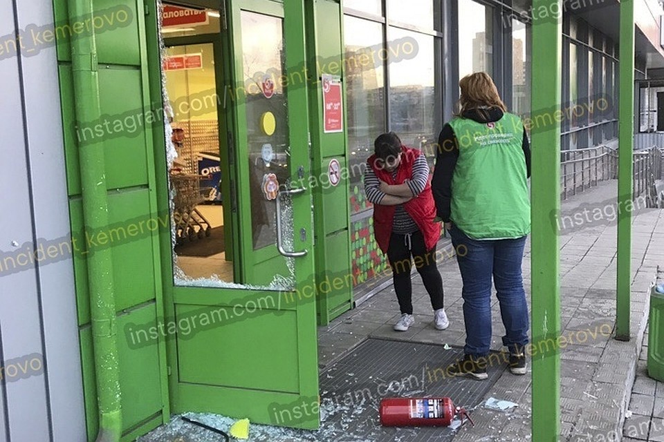 Покупатель разбил дверь супермаркета. Фото: "ВКонтакте"