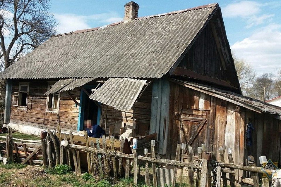 Спасатели увидели мужчину на пороге горящего дома, он едва понимал, что происходит. Фото: МЧС.