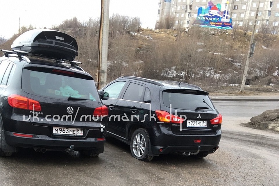 Колеса прокололи сразу у 11 иномарок. Фото: Мурманск ДТП ЧП
