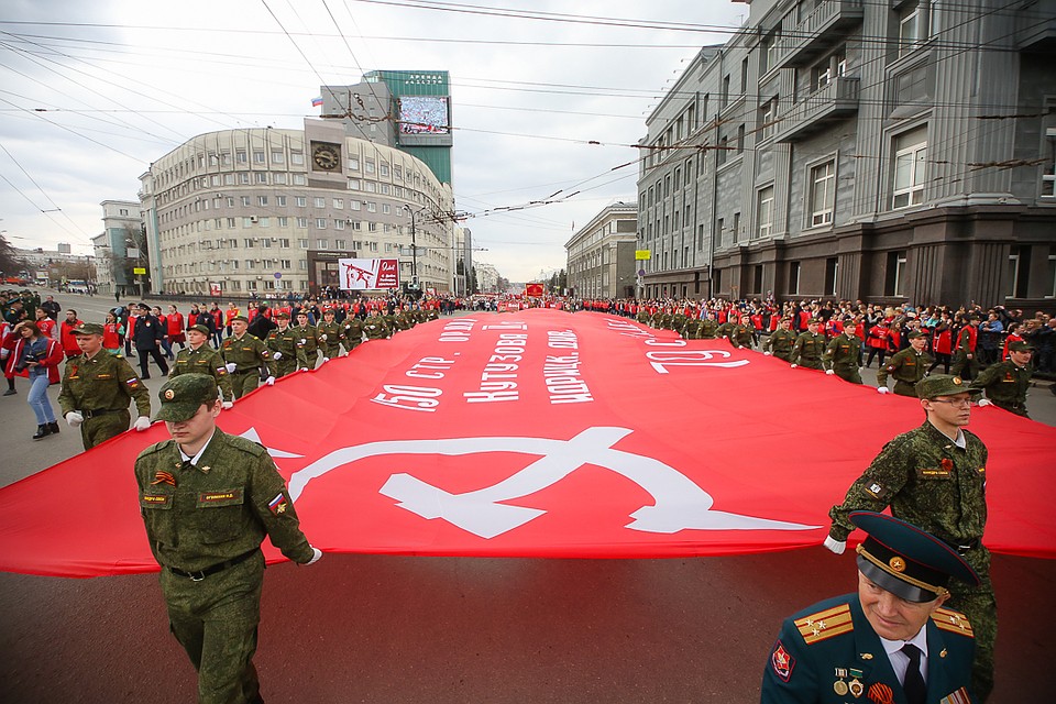 Огромная копия Знамени Победы всегда во главе челябинской колонны "Бессмертного полка".