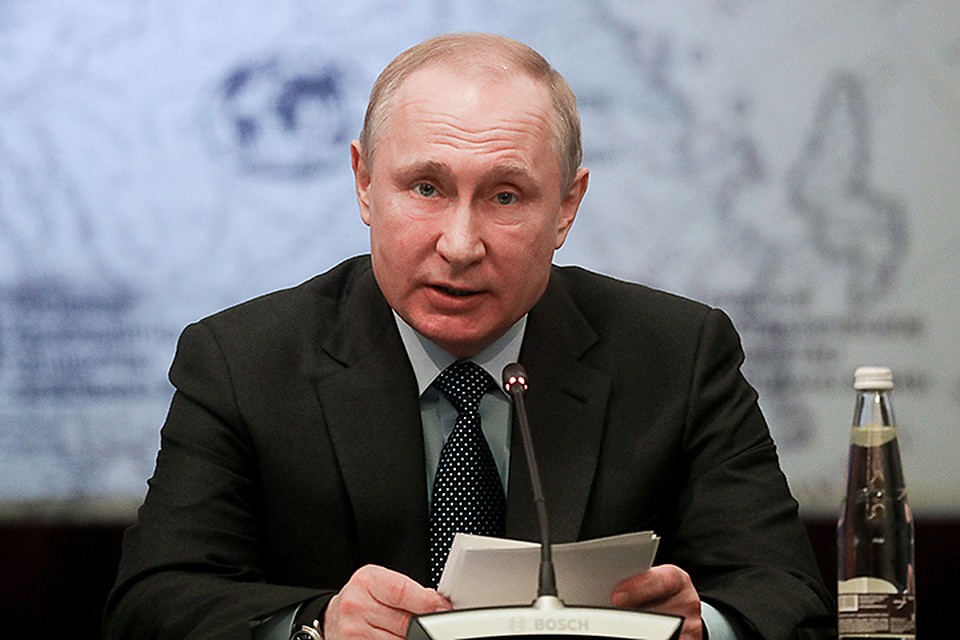 В конце заседания Путин поддержал начинание РГО — расписался на «Глобусе русского первенства». Фото: Александр Демьянчук/ТАСС