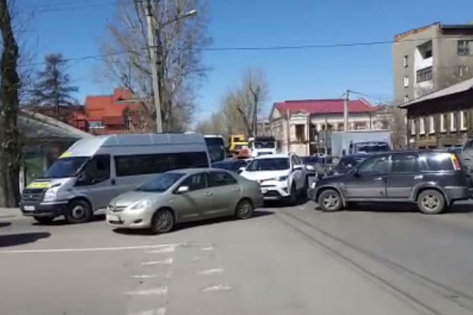 Пятибалльные пробки образовались в центре Иркутска из-за прорыва трубы на улице Карла Либкнехта