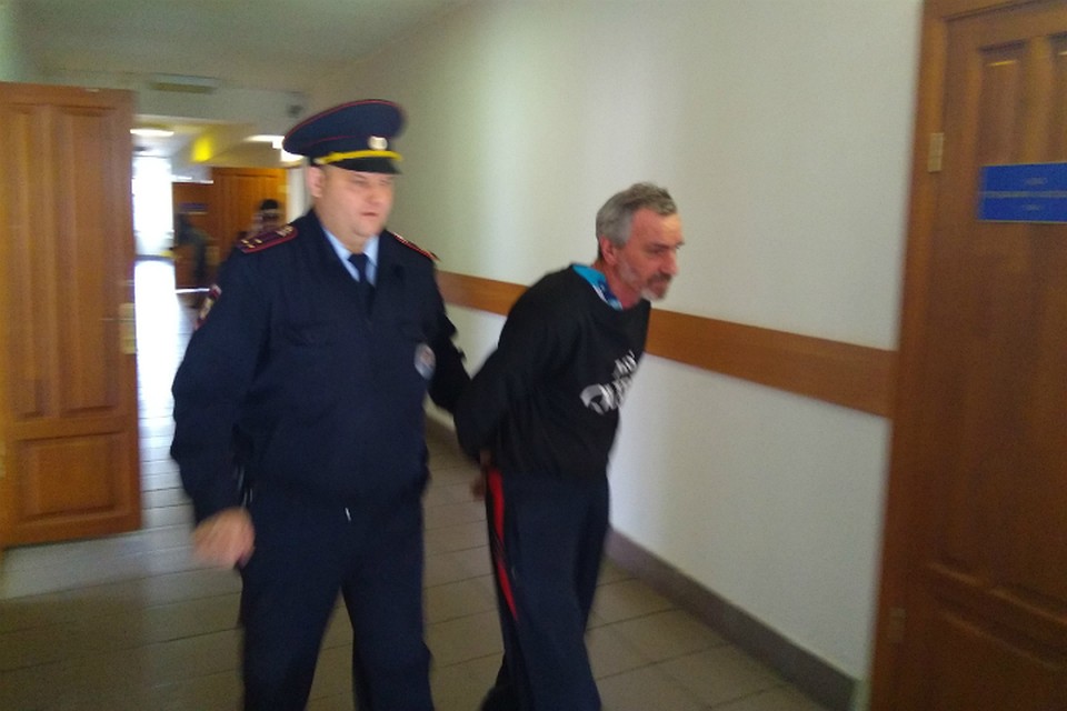 Когда Драненко конвоировали в суд, он втянул голову в плечи и пытался отвернуться.