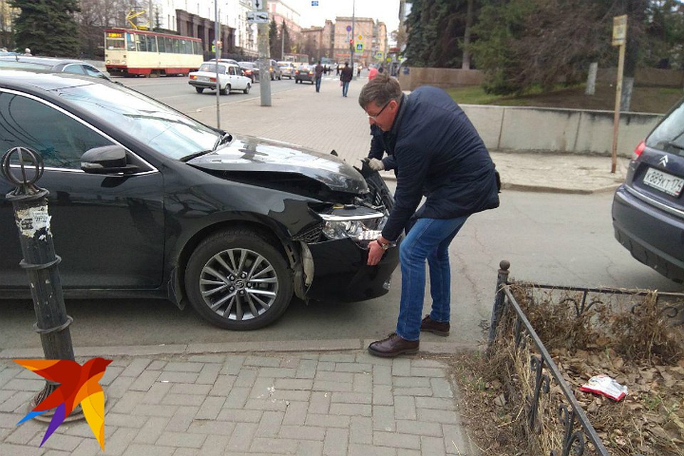 Александр Павлюченко помог оттащить битую иномарку с путей.