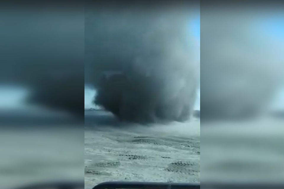 Черный вихрь похож на торнадо. Стоп-кадр с видео: vk.com/novosibka.