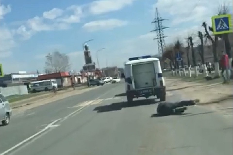 Задержанному удалось "сбежать", когда патрульная машина сбавила ход перед "зеброй".