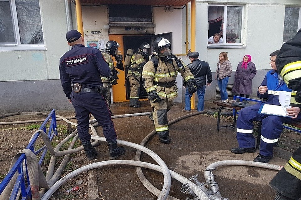 Росгвардейцы помогли пожарным во время тушения огня