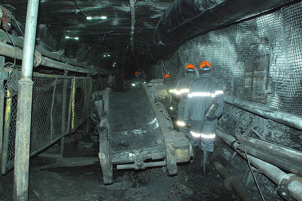 В шахте «Схидкарбон» в ЛНР под завалами остаются 15 человек