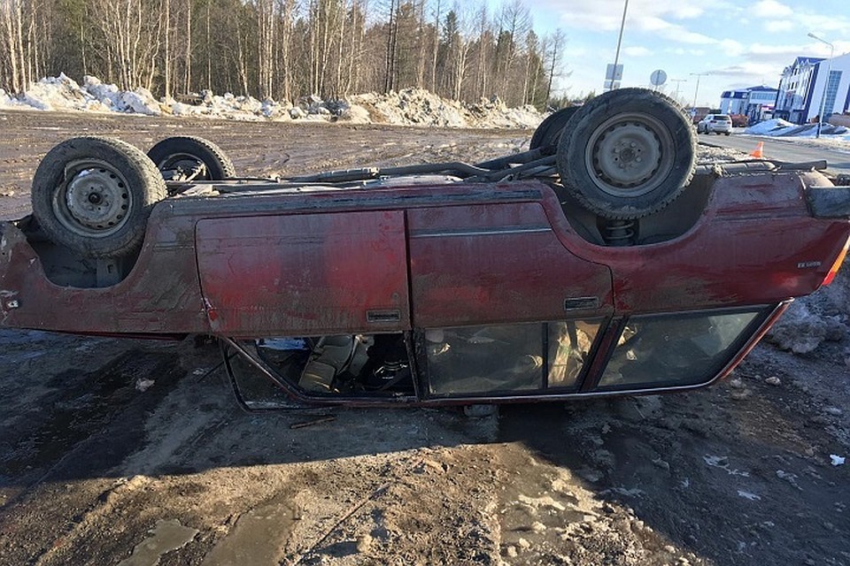 В «перевертыше» на трассе Сургут-Салехард пострадал водитель ВАЗа Фото: Госавтоинспекция Ямала