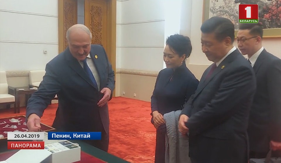 Николай Лукашенко подготовил лидеру КНР Си Цзиньпину эксклюзивные подарки, а вручил их Александр Лукашенко. Фото: tvr.by.