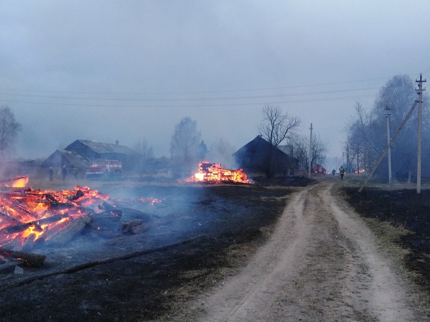 Всего сгорело 13 деревянных домов.