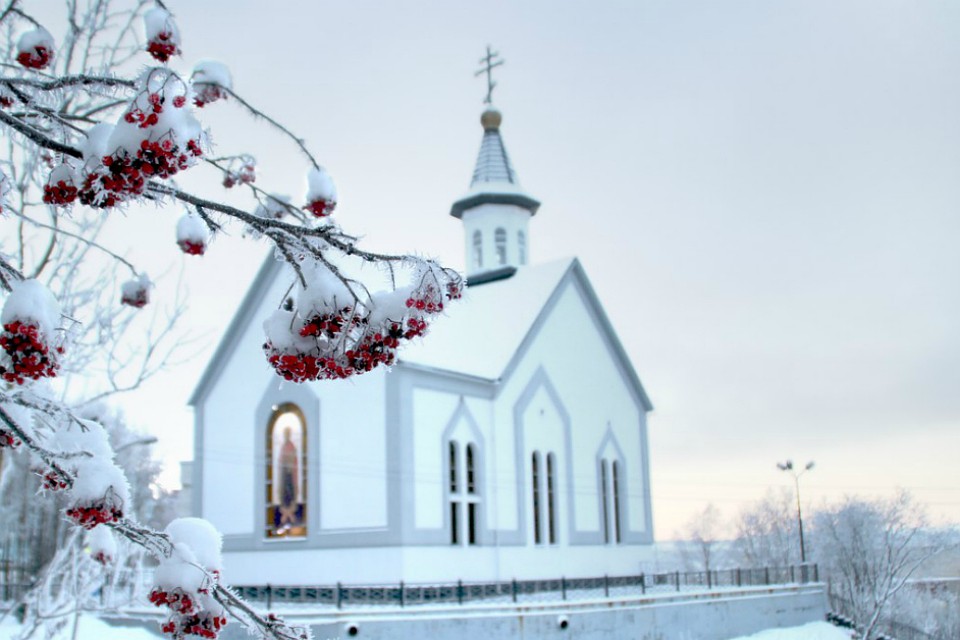 Неизвестные изрисовали надписями фасад здания. Фото: vk.com/hramvladimira.