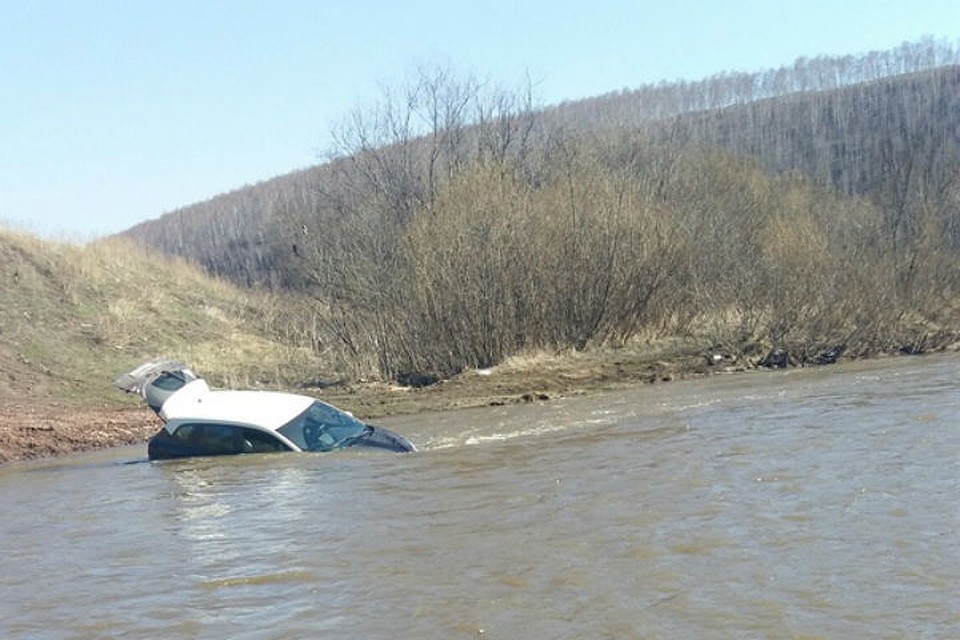 Соцсети высмеяли утопившего в Каче авто водителя. Фото: Жесть Красноярска.