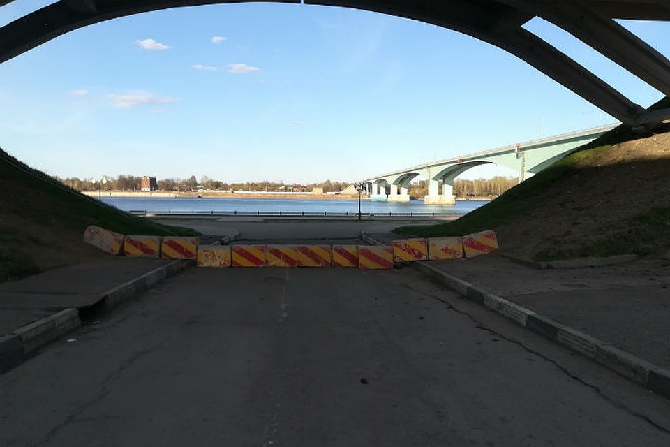 Спуск к Волге в ярославле загородили плитами. Фото: Алина Романова в группе «Жесть Ярославль» в «ВКонтакте».
