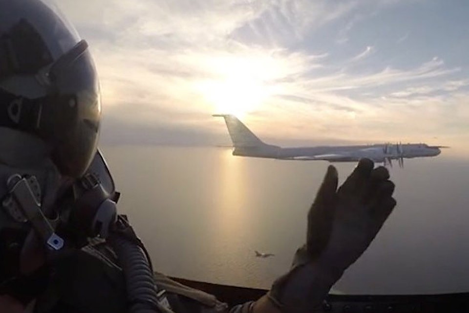 В воздушном пространстве над Балтийским морем датские истребители F-16 пытались перехватить два российских самолета Ту-142. Фото: с сайта businessinsider.com
