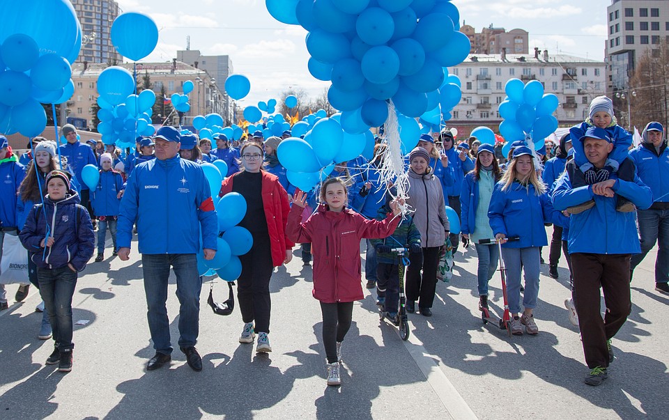 На Первомай сотрудники пришли с семьями.