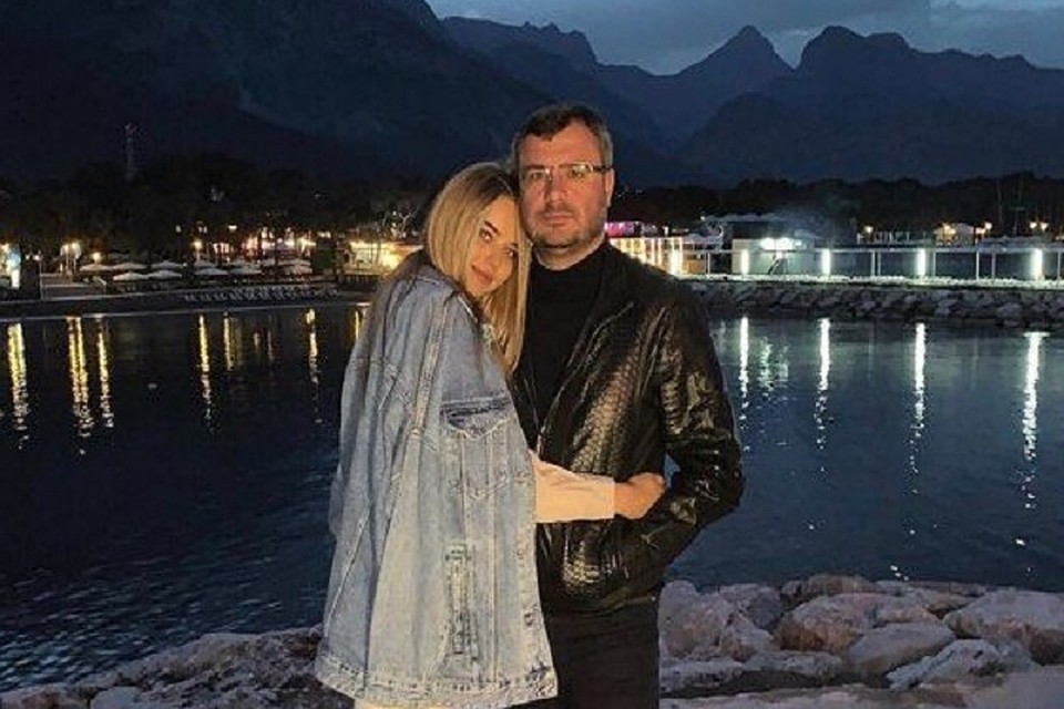 Пара наслаждается долгожданным отпуском и обществом друг друга