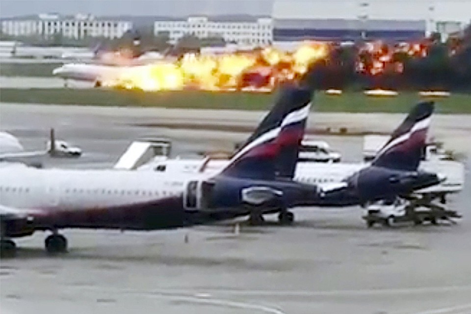 Ужасное в этом видео, что наблюдающие за посадкой высмеяли ужасную трагедию. Их комментарии были кощунственны