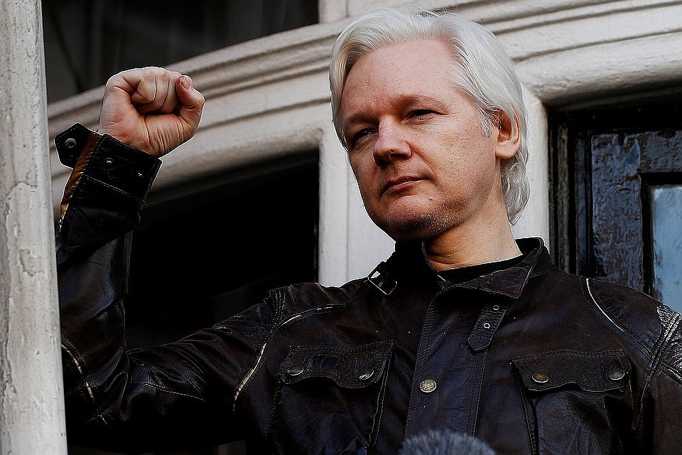 Главный редактор WikiLeaks и Помела Андерсон посетили Ассанжа в тюрьме