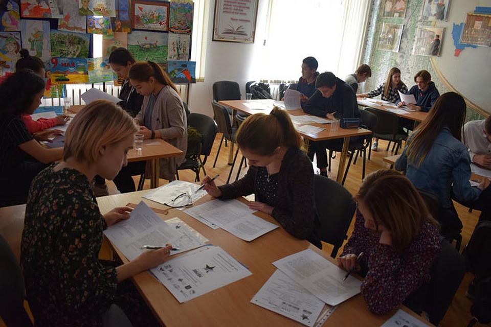 В акции участвовали школьники и студенты.