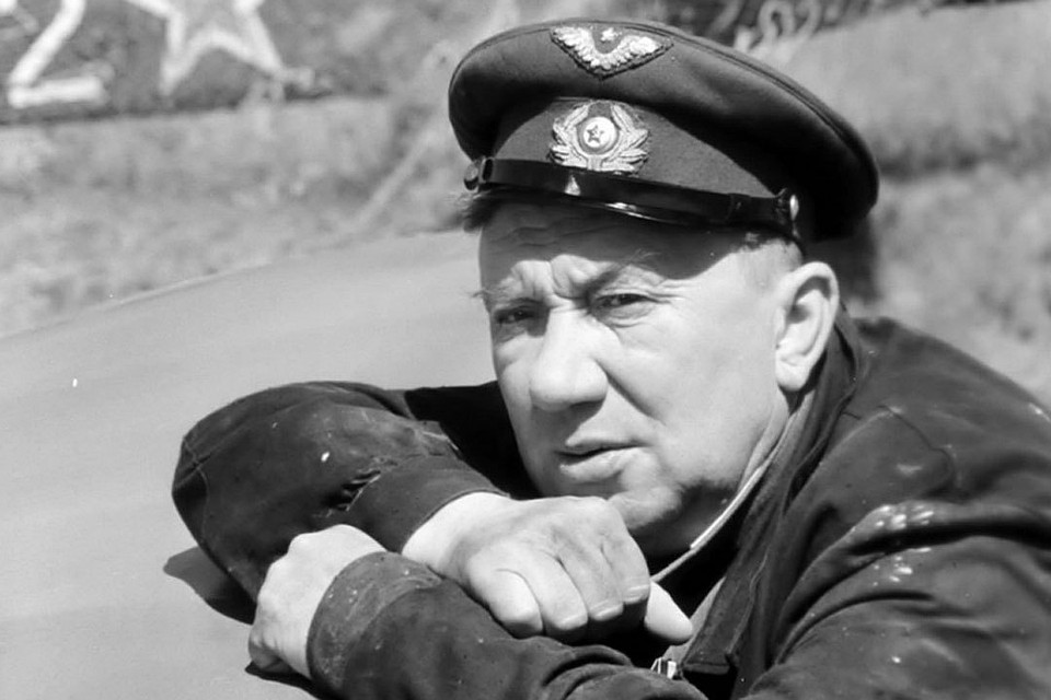 Одна из самых известных фотографий Алексея Макаровича Смирнова: «Самое тяжёлое в нашей работе — ждать». ruskino.ru