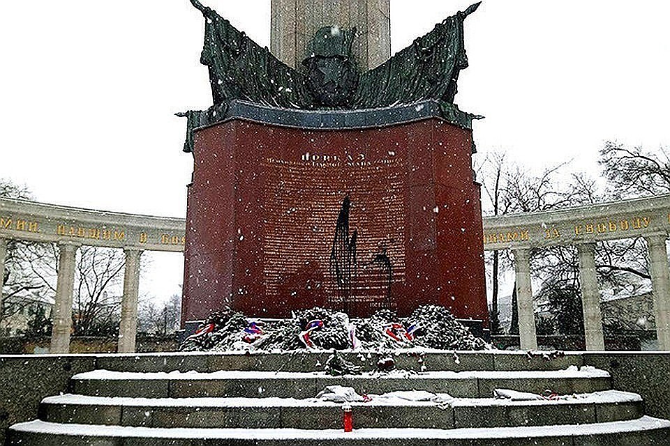Памятник постоянно подвергается атакам со стороны вандалов