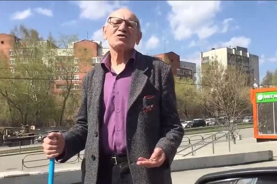 Автор видео уверял, что пожилой мужчина просил на улице милостыню. Фото: Инцидент.Екатеринбург, vk.com