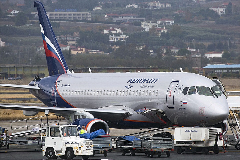 Самолет Sukhoi SuperJet 100 "Аэрофлота".